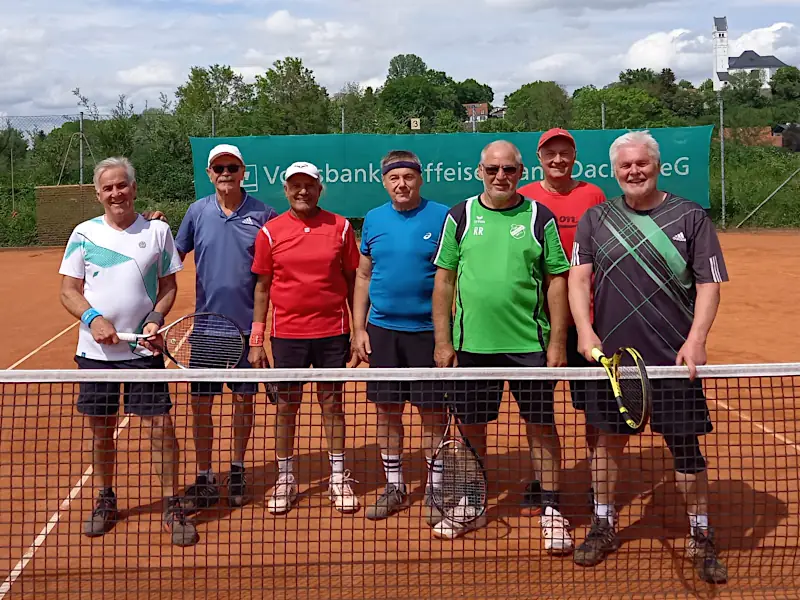 Herren65 Das Bild zeigt Mitglieder de Herrenmannschaft auf dem Tennisplatz.